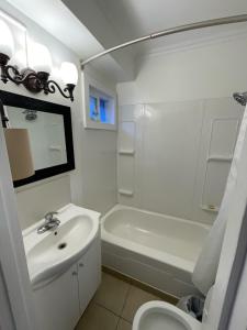 卡什克里克Sunset Motel的浴室配有盥洗盆、卫生间和浴缸。