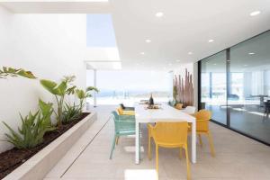 阿德耶New Home Costa Adeje Luxurious Private Villa的一间配备有白色桌椅的用餐室