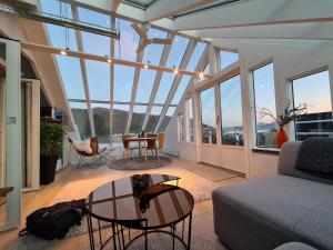特罗姆瑟Glass roof private loft in Tromsø的客厅配有沙发和桌子