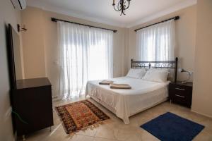 奥尔塔贾Villa Etki的一间卧室设有一张床和一个大窗户
