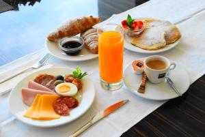 凯奇凯梅特歌卡特酒店的餐桌,早餐盘和饮料