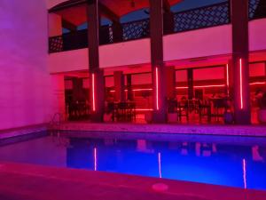 非斯巴塔酒店的游泳池拥有红色和蓝色的灯光