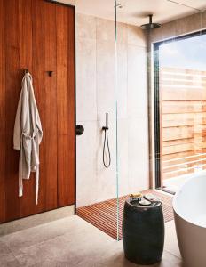 纳帕Stanly Ranch, Auberge Resorts Collection的带浴缸和玻璃淋浴间的浴室