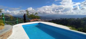 布卡拉曼加Hermosa finca con vista a la ciudad a 20 min de Bucaramanga的景观别墅内的游泳池