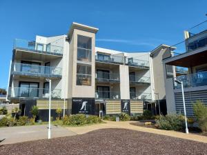 卡尔斯Apartments in Phillip Island Towers - Block C的公寓大楼设有阳台和停车场