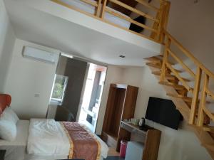 南庄乡百合山庄的一间卧室设有一张床和木制楼梯。