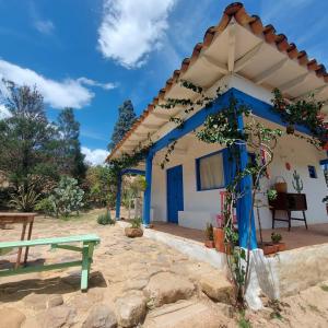 莱瓦镇El Oteo Tiny house.的一间蓝色门的小房子