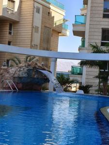 埃拉特EILAT GOLF RESIDENCE Apartment A 1的一座带喷泉的游泳池