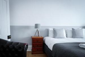 奥特威角奥特威角灯塔旅馆的一间卧室配有床、沙发和灯