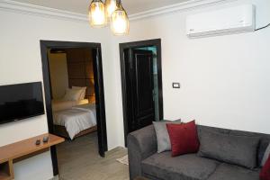 Zabdahflamingo hotel irbid的带沙发的客厅和卧室