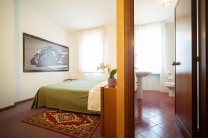 科内利亚诺西玛酒店的一间酒店客房 - 带一张床和一间浴室