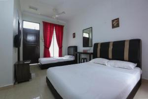 哥打巴鲁Cerana Villa Eco Resort的卧室设有一张白色大床和一扇窗户。