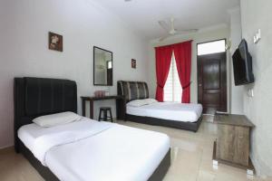 哥打巴鲁Cerana Villa Eco Resort的酒店客房设有两张床和窗户。