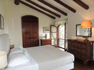梅纳焦The Golf Club Guest House的一间卧室配有一张床、一个梳妆台和一扇窗户。
