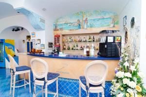 伊斯基亚圣拉斐尔温泉酒店的餐厅内的酒吧配有椅子和柜台