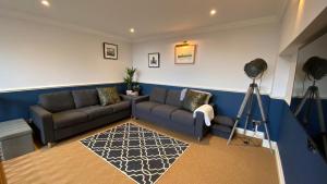 斯沃尼奇Spacious luxury flat in Swanage, close to beach的带沙发和摄像头的客厅