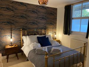 斯沃尼奇Spacious luxury flat in Swanage, close to beach的一间卧室配有一张蓝色和黑色墙壁的床