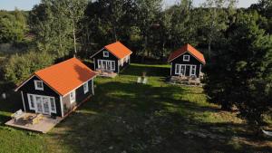 斯莫尔德兹斯基拉斯Domki na piasku的两栋带橙色屋顶的房屋的顶部景观