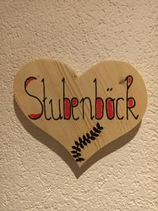 阿亨基希Ferienwohnung Stubenböck的木心,墙上写着“ ⁇ 子手”字样