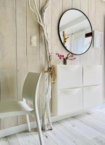 阿尔克马尔Casa De Palmas - Tiny house的白色更衣室,配有椅子和镜子
