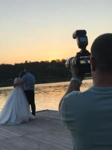 DeliblatoGuesthouse Rebel的一位拍摄新娘和新郎照片的人