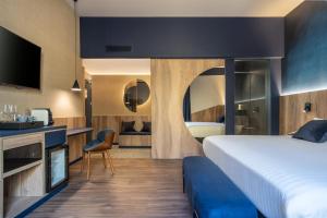 大加那利岛拉斯帕尔马斯Boutique Hotel Cordial La Peregrina的酒店客房带一张床和一个厨房