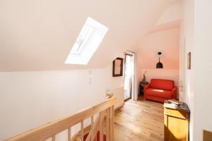 维桑堡Les Tilleuls的一间设有楼梯和红色椅子的房间