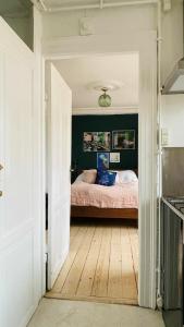 哥本哈根哥本哈根134号公寓的一间卧室配有一张床,铺有木地板
