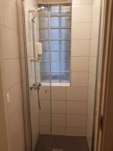 卑尔根City Hostel Bergen的带淋浴的浴室,带窗户