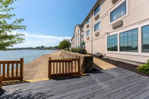 休伦湖河滨康福特茵酒店的一条木板路,毗邻水体的建筑物