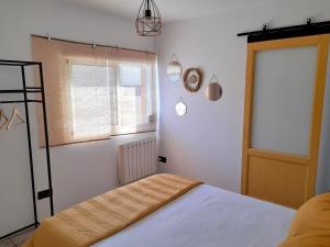 瓦拉雷伊La CaSita的一间卧室设有一张床和一个窗口