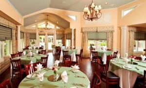 阿林顿桑福德家Spa旅馆的用餐室配有绿色的桌椅