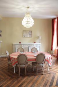 莫尔莱Duc de Bretagne Luxury Apparthotel的餐桌、椅子和吊灯