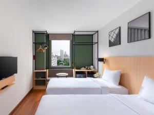 宜必思曼谷素坤逸 4 酒店客房内的一张或多张床位