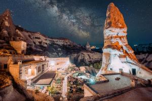 格雷梅Aza Cave Cappadocia Adult Hotel的夜晚的城市景观