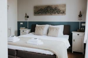 阿平厄丹De vijgenhof的一间卧室配有一张床,上面有两条毛巾