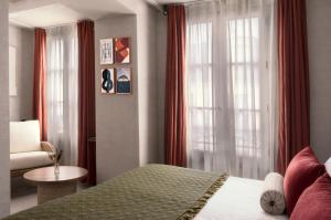 巴黎HOTEL SOOKIE的酒店客房设有床和窗户。