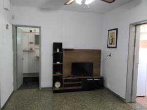 米纳斯DOÑA OLGA的客厅设有壁挂式平面电视。