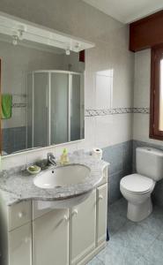 维拉桑纳·德·梅纳VACACIONES VILLASANA的一间带水槽和卫生间的浴室