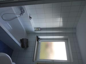 GaukönigshofenExclusive kuschelige Wohnung im Herzen FrankensEuropa的一间带窗户和淋浴的浴室
