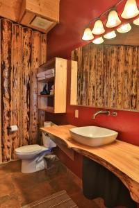 基奈半岛套房酒店的一间浴室