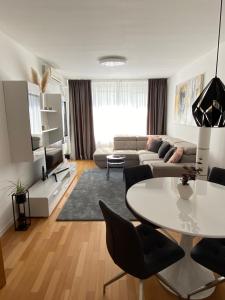 萨格勒布Apartment Queen的客厅配有沙发和桌子