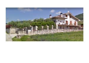 伊塞尔尼亚B&B Villa Maria Paola - Alloggi Temporanei Isernia的山丘上带石墙的房子