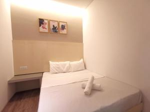 新山Maco Inn Austin Heights @Johor Bahru的小房间,床上带毛巾
