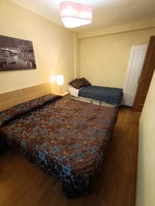 卡拉塔尤德Bilbilis de Mundobriga的一间卧室配有两张床和一盏灯。