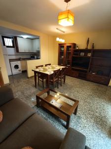 卡拉塔尤德Bilbilis de Mundobriga的客厅配有桌子和沙发