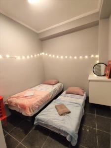 圣保罗Hospedaria Studio 373 - Vila Mariana - Valores Acessíveis的配有镜子和灯的客房内的两张床