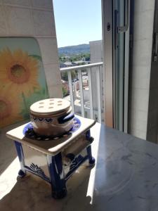 的里雅斯特Nino e Issi Apartment的阳台上的桌子和碗