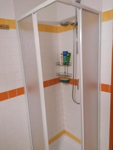 斯皮林贝戈Casa Beatrice的浴室设有白色瓷砖墙和淋浴。