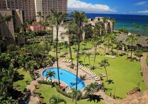 拉海纳Kaanapali Shores Condominiums by TS的享有度假村的空中景致,设有游泳池和棕榈树